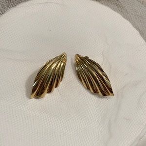 Vintage Sarah Coventry gold tone clip on earrings